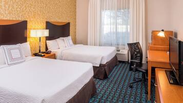 Kamer, 2 queensize bedden, niet-roken | Een kluis op de kamer, een bureau, een strijkplank/strijkijzer