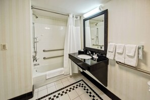 淋浴/浴缸二合一、水療按摩蓮蓬頭、免費盥洗用品、吹風機