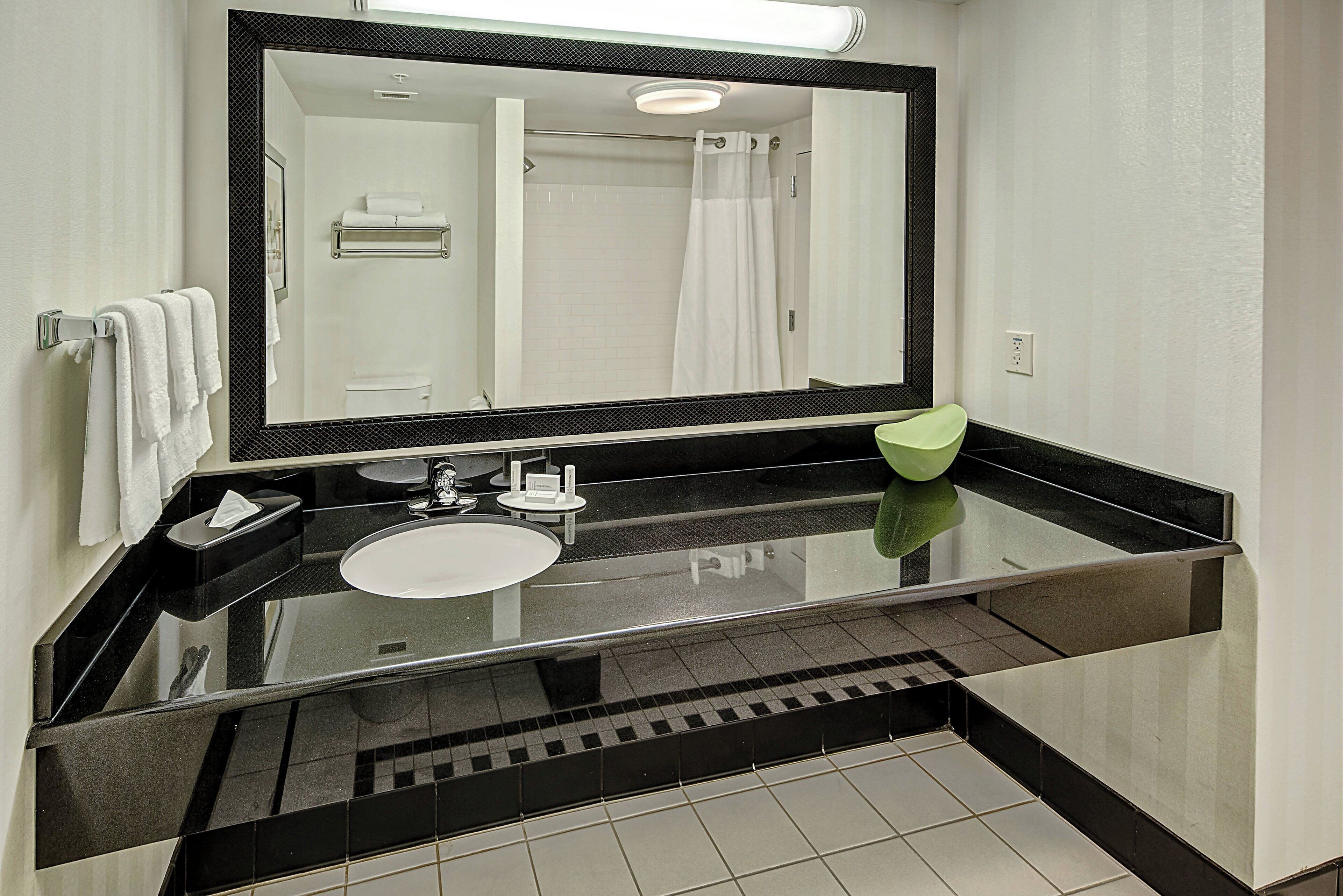 combined shower/bathtub, hydromassage showerhead, free toiletries