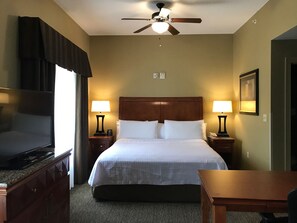 Safe på rommet, skrivebord og skrivebord for bærbar PC