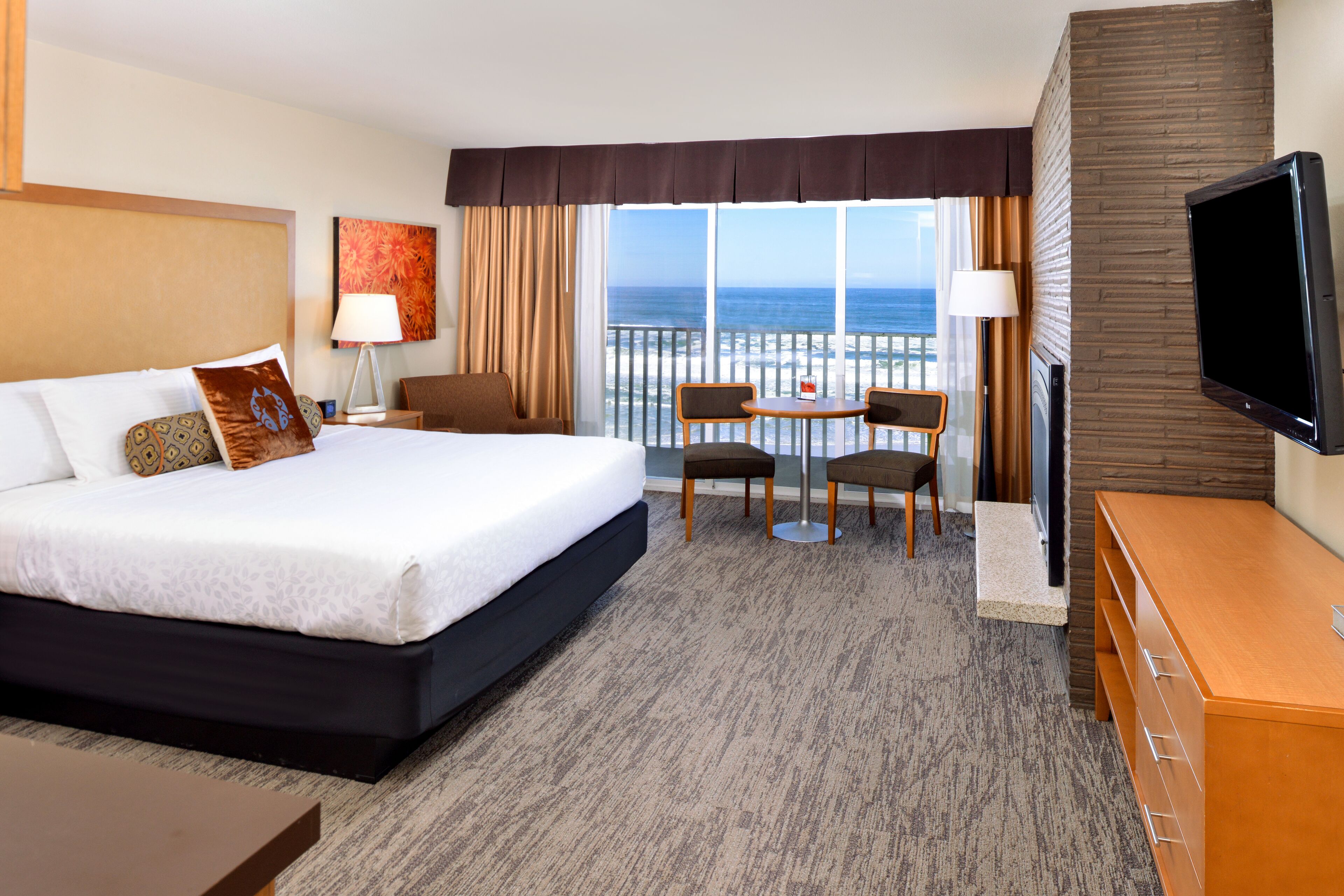 Egyptian cotton sheets, hypo-allergenic bedding, pillow-top beds, desk