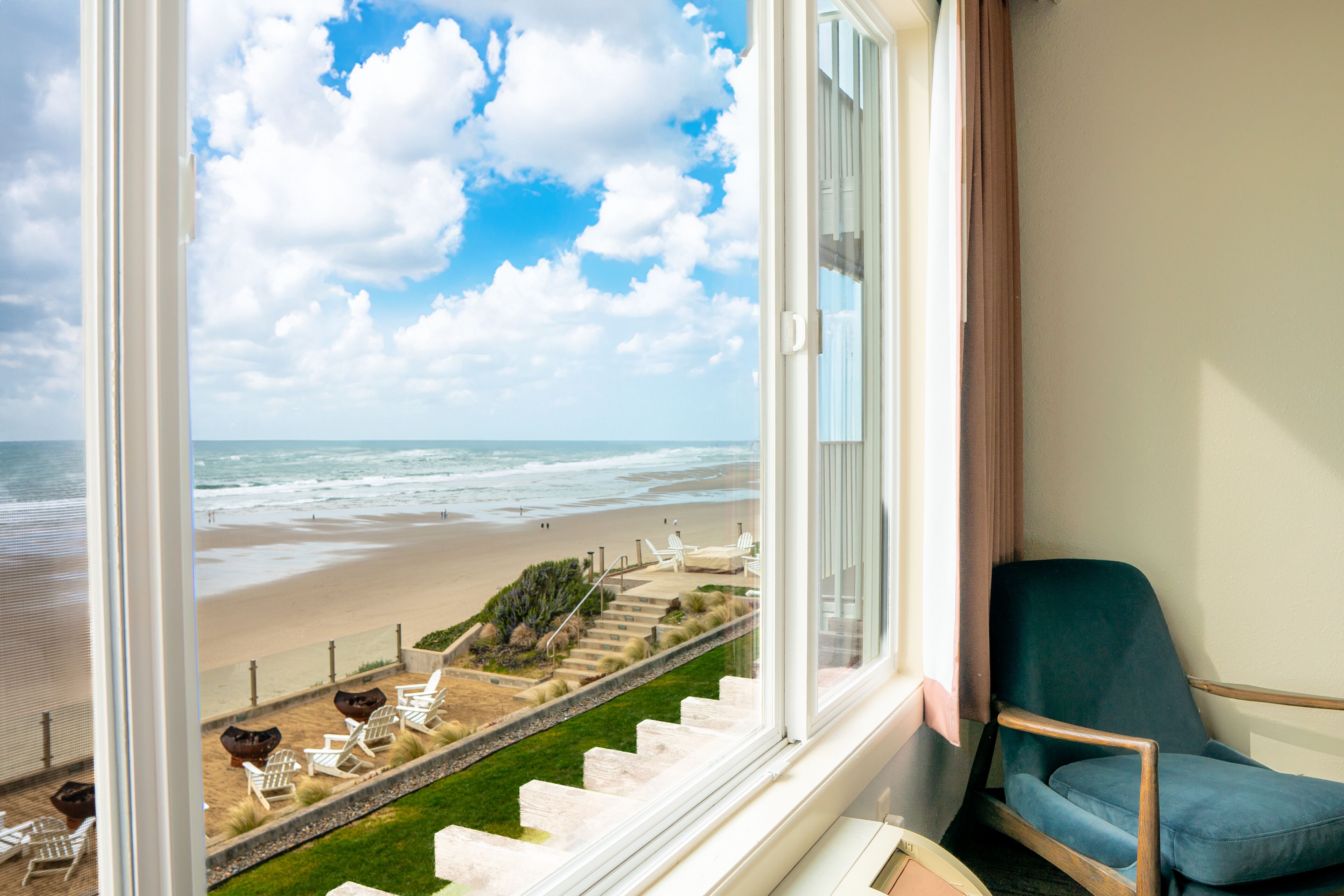Deluxe Room, 1 Queen Bed, Ocean View, Oceanfront | Egyptian cotton sheets, hypo-allergenic bedding, pillowtop beds, desk