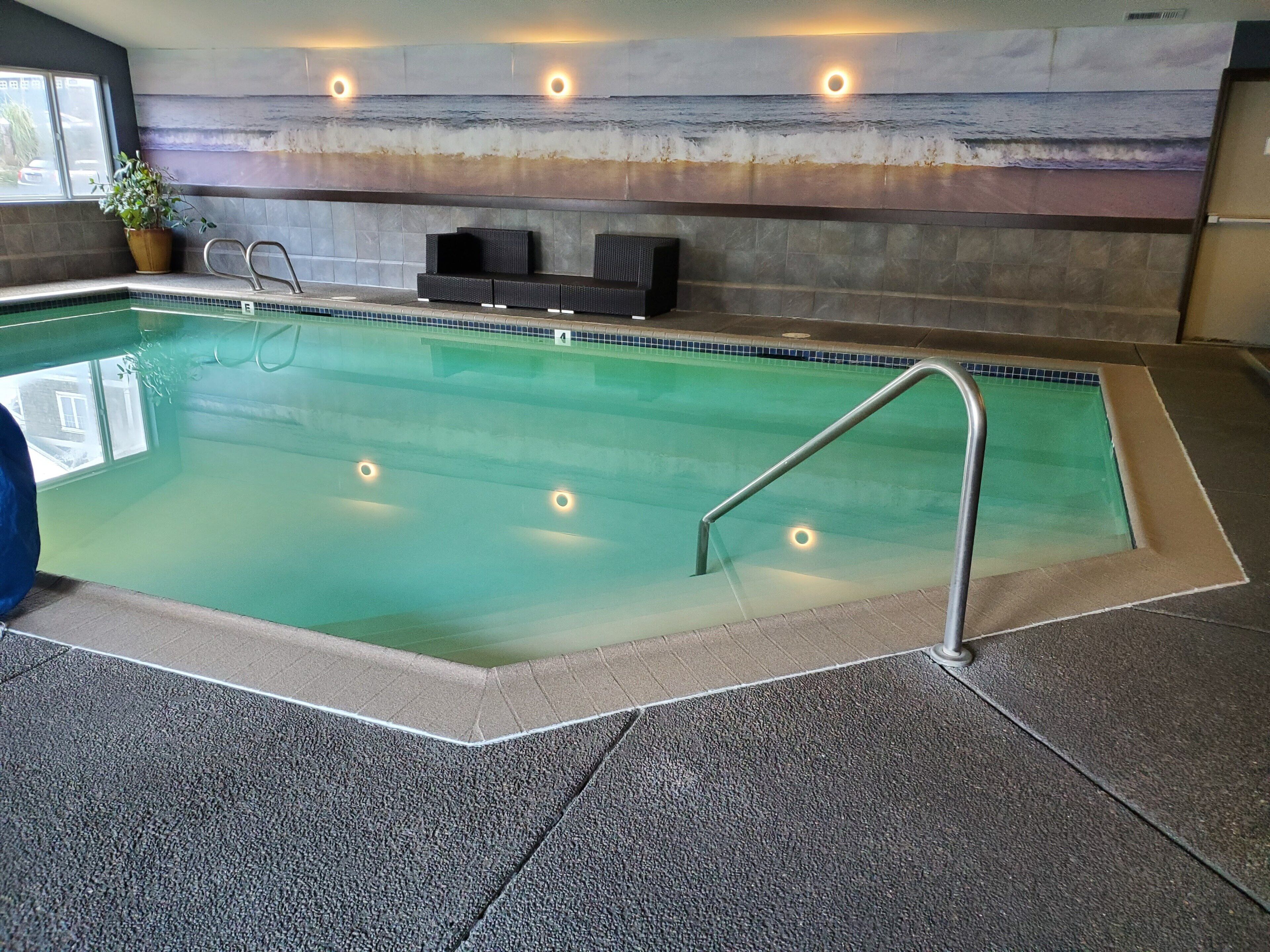 室內游泳池，提供日光浴躺椅