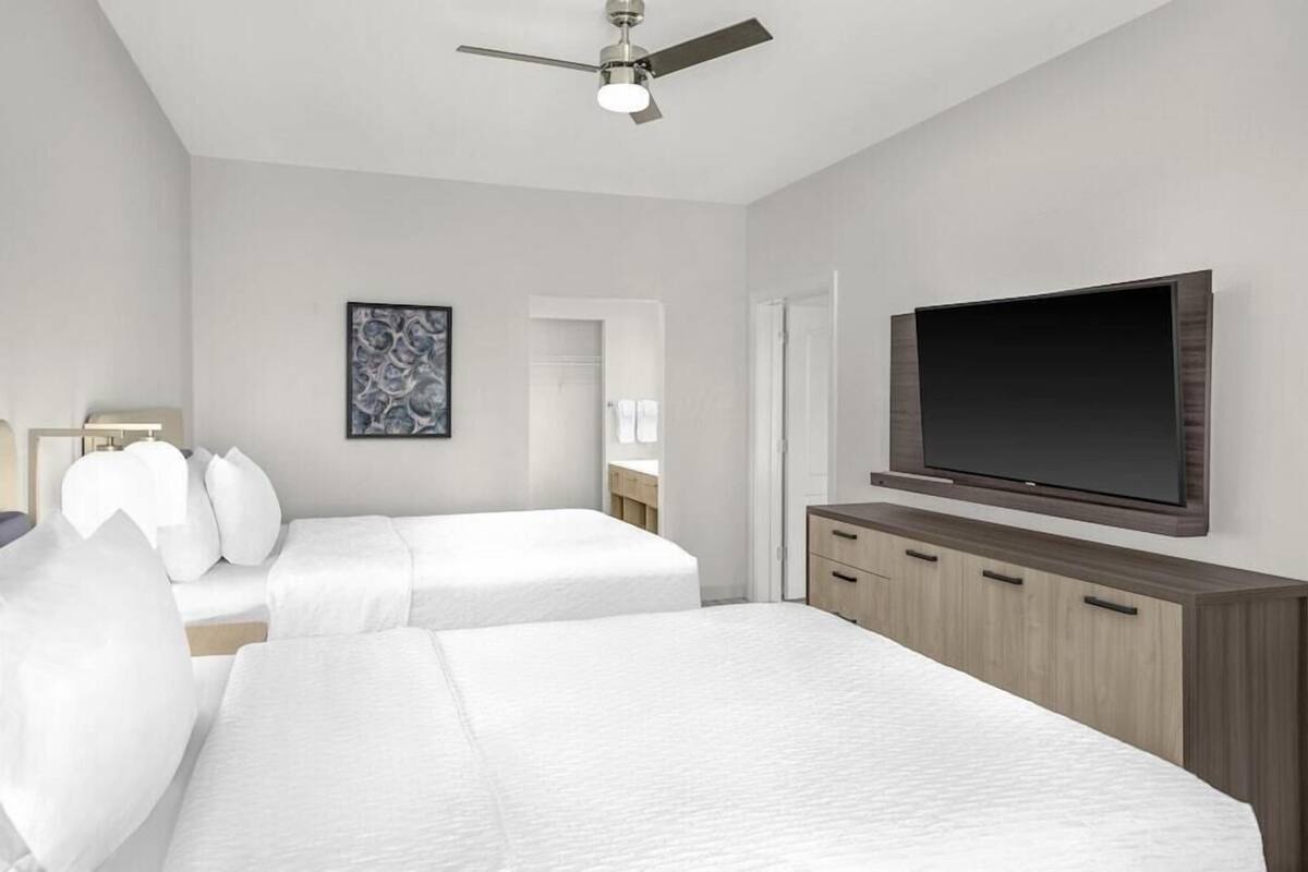 Ropa de cama hipoalergénica, escritorio y cortinas blackout