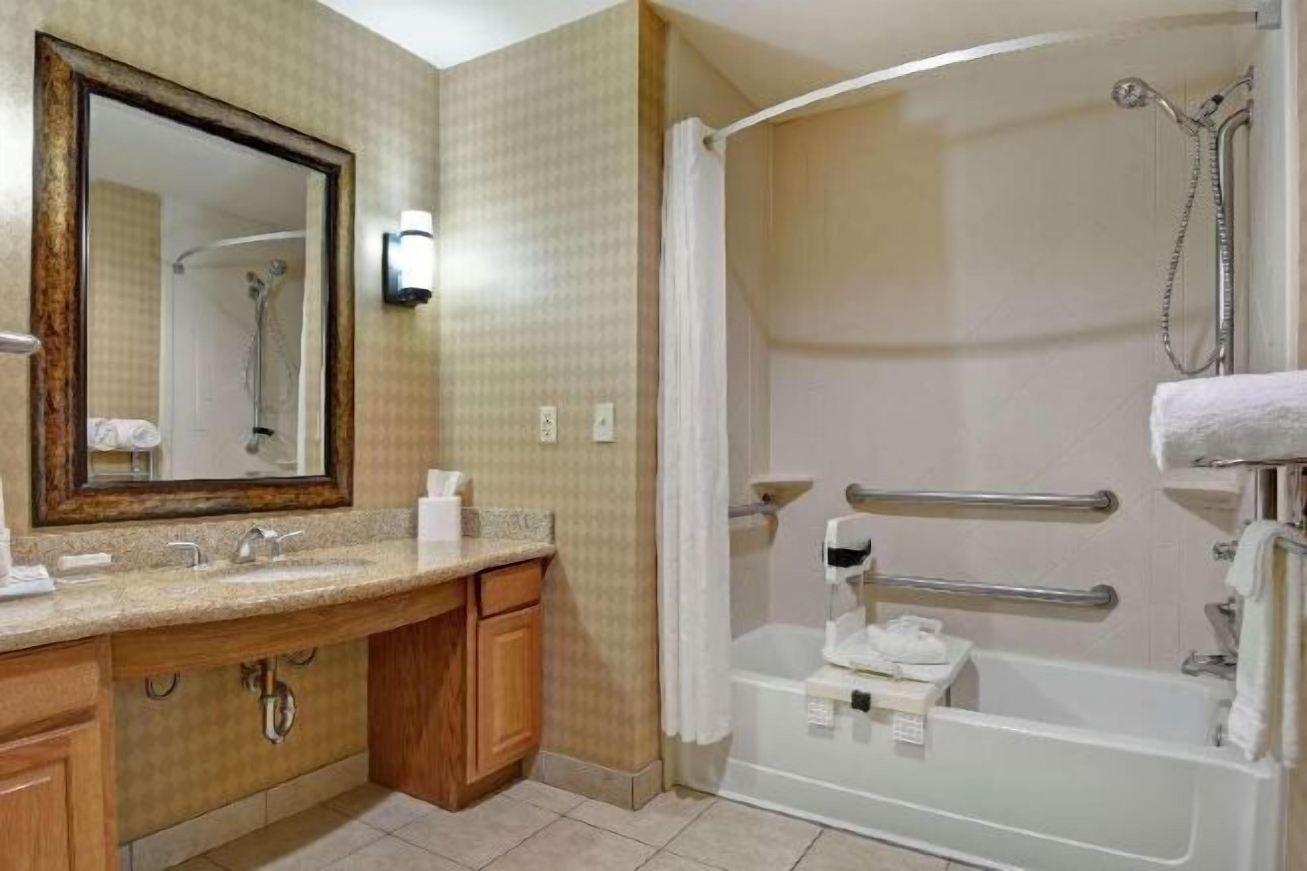 バスルーム | バスアメニティ (無料)、ヘアドライヤー、タオル