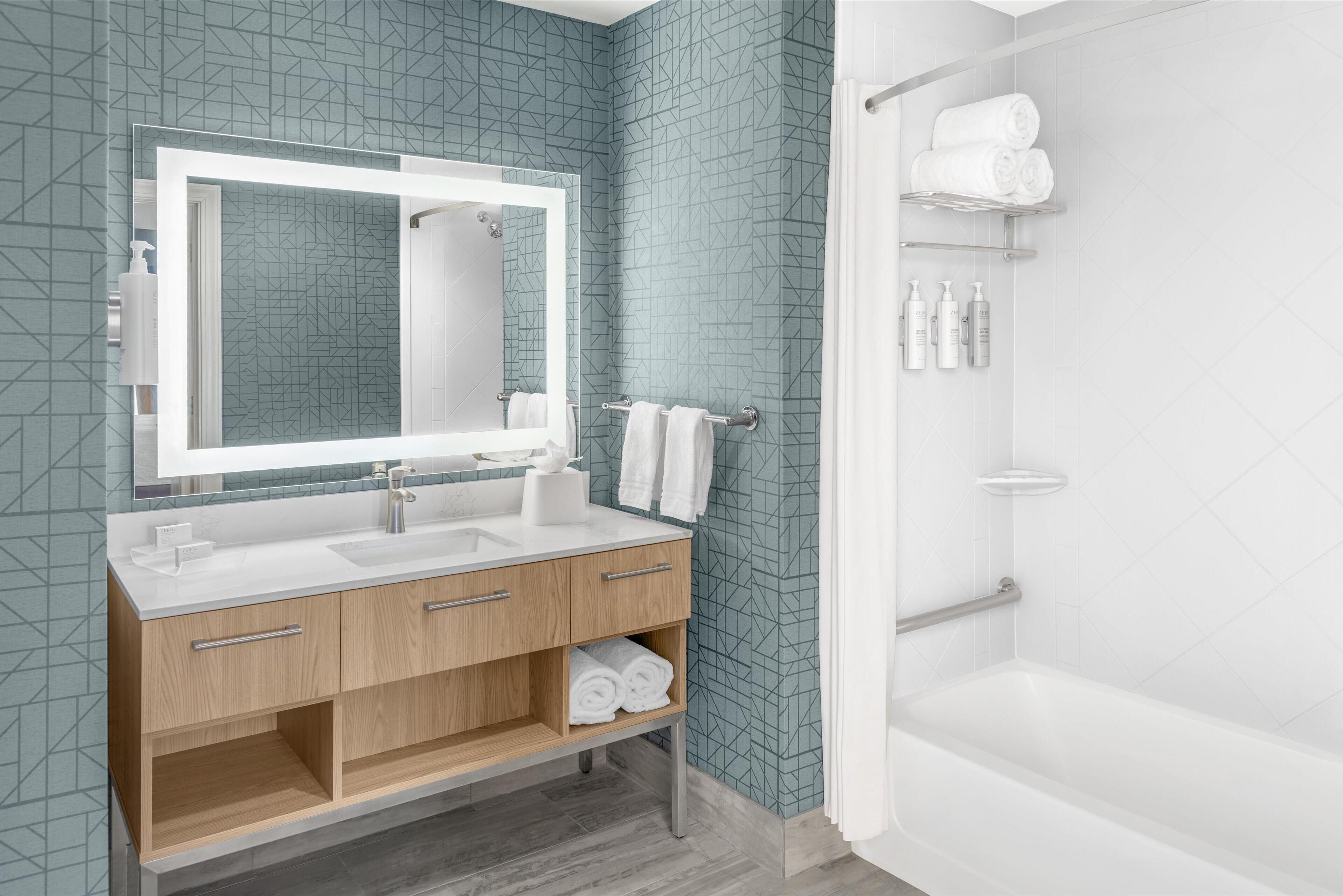 suite, non smoking | bathroom | free toiletries, hair dryer, towels