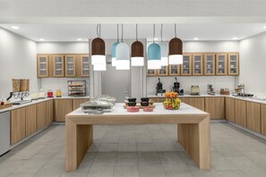 Buffet déjeuner gratuit tous les jours