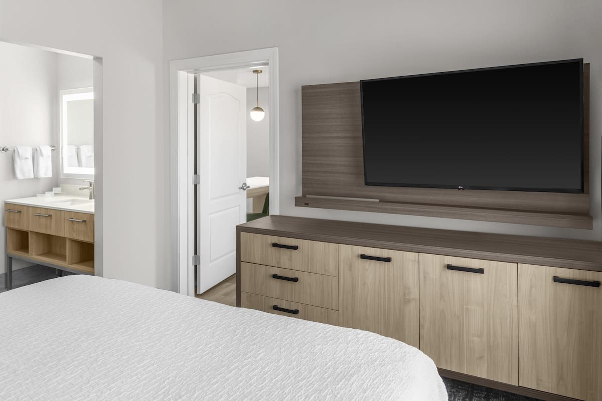 1 bedroom, hypo-allergenic bedding, desk, blackout curtains