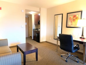 In-room safe, desk, laptop workspace, blackout curtains - Holiday Inn Express Hotel & Suites FRESNO NORTHWEST-HERNDON by IHG (Fresno)