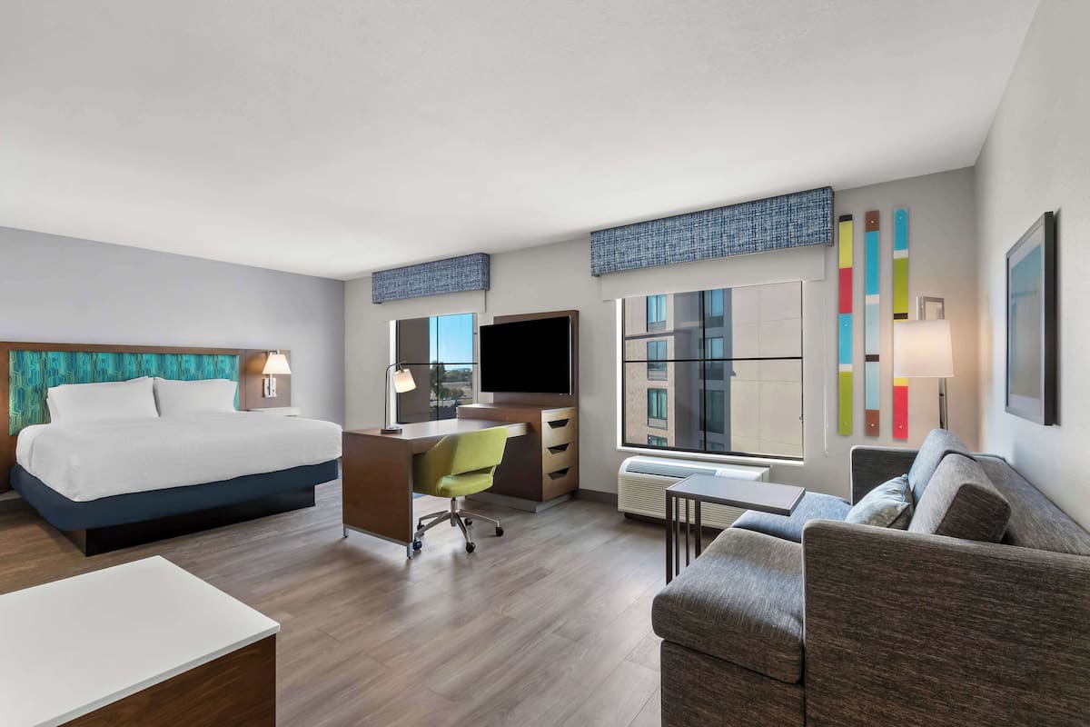 signature studio suite | living area | 42-inch flat-screen tv with cable channels, tv, mp3 dock