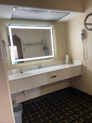 Bathroom sink - New Hampshire Inn (West Memphis)