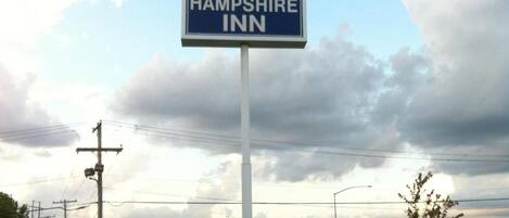 Une enseigne pour le New Hampshire Inn.