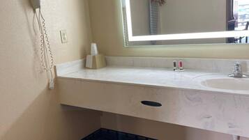 Ensemble douche/baignoire, sĂšche-cheveux, serviettes fournies