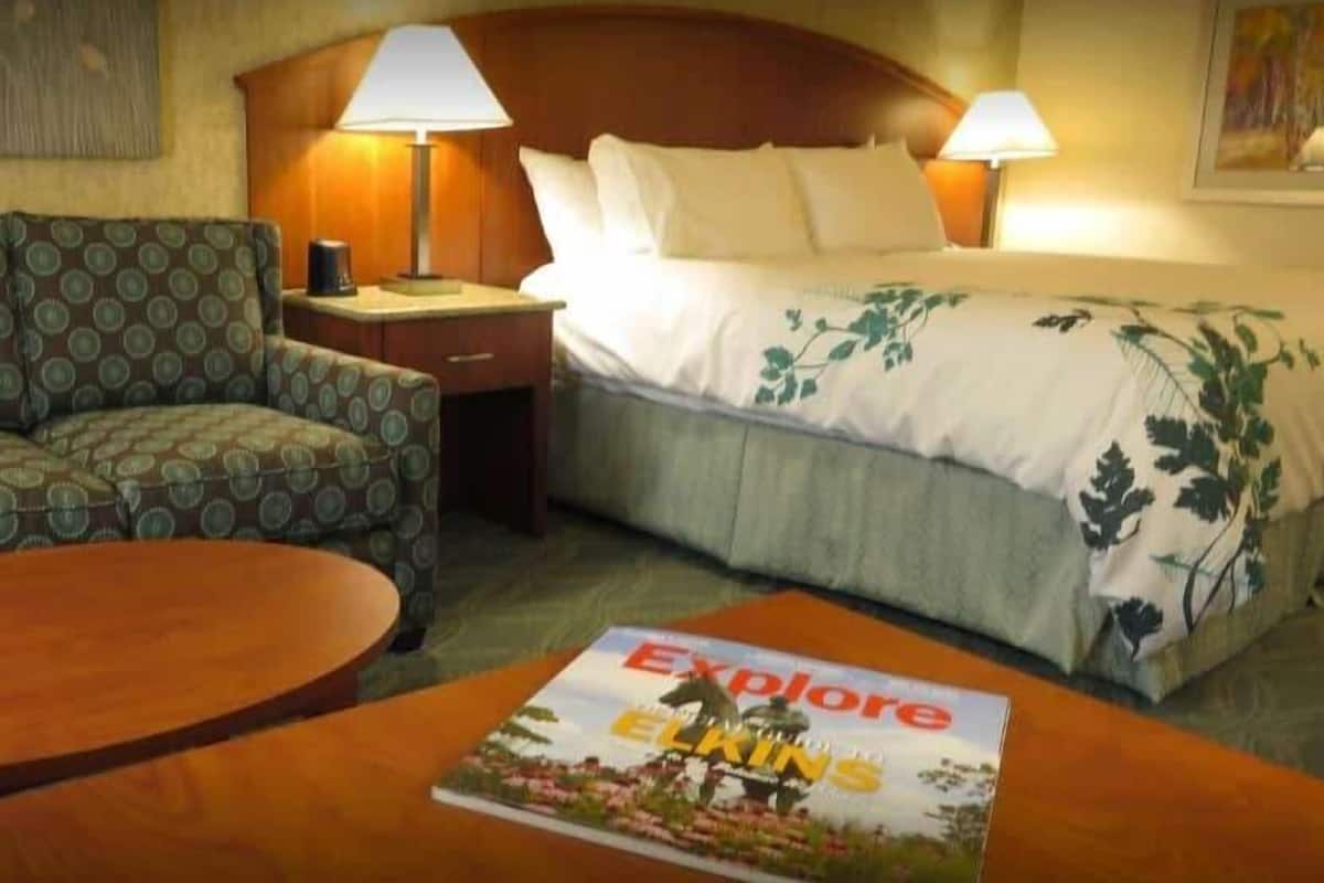 Pillowtop beds, in-room safe, desk, blackout drapes