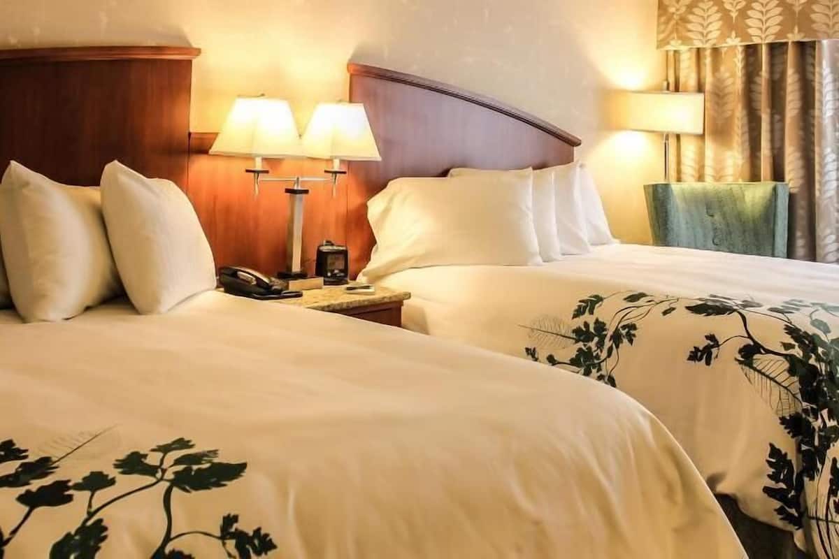 Lit avec matelas Ă plateau-coussin, coffre-fort, bureau