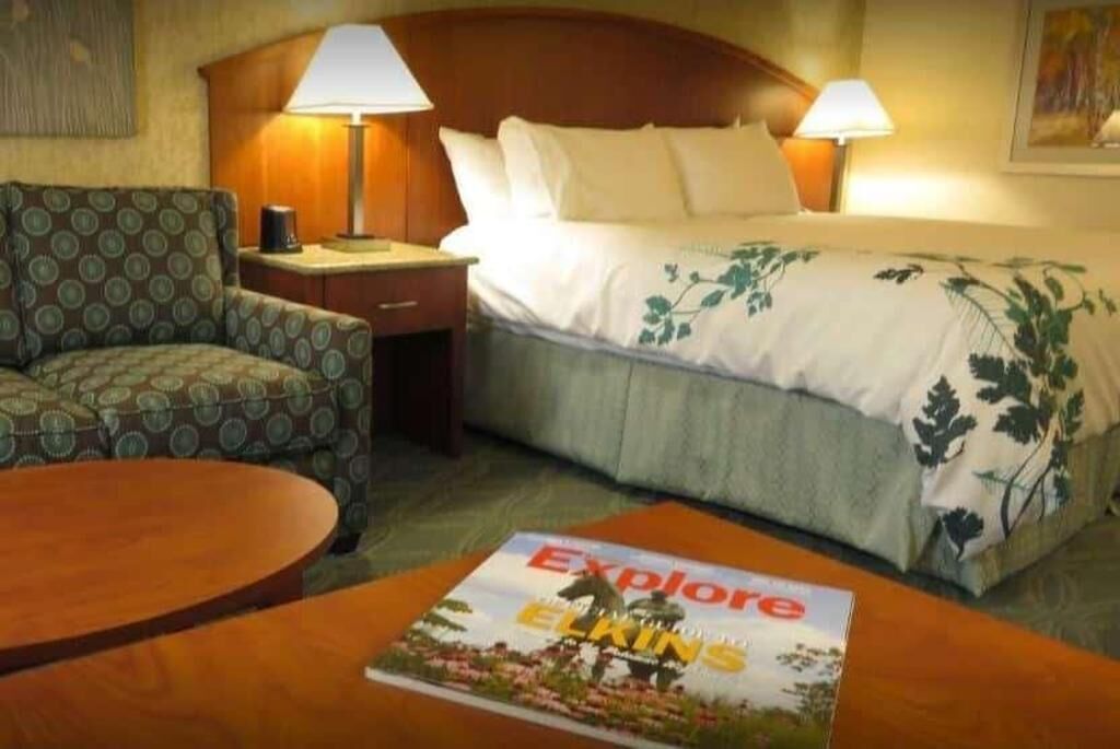 Lit avec matelas à plateau-coussin, coffre-fort, bureau
