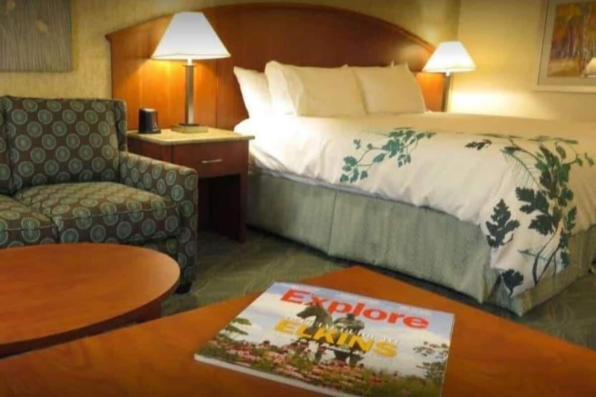 Lit avec matelas Ă plateau-coussin, coffre-fort, bureau