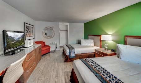 Muebles diferentes, escritorio y espacio para trabajar con laptop . Angels Inn