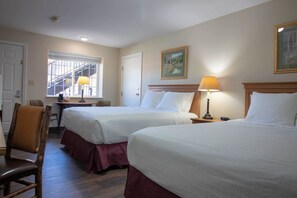 Camas con pillow-top, escritorio y cortinas blackout