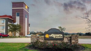 Un letrero de hotel con el nombre 'La Quinta by Wyndham' y un símbolo de sol.