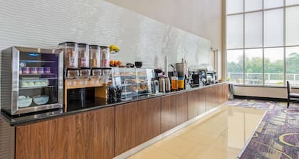 La Quinta Inn & Suites by Wyndham Bridge City