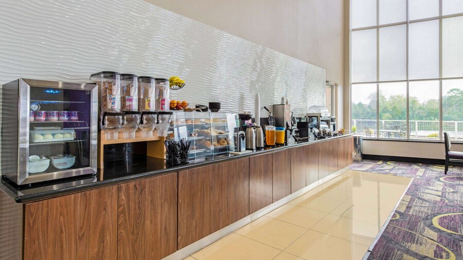 La Quinta Inn & Suites by Wyndham Bridge City