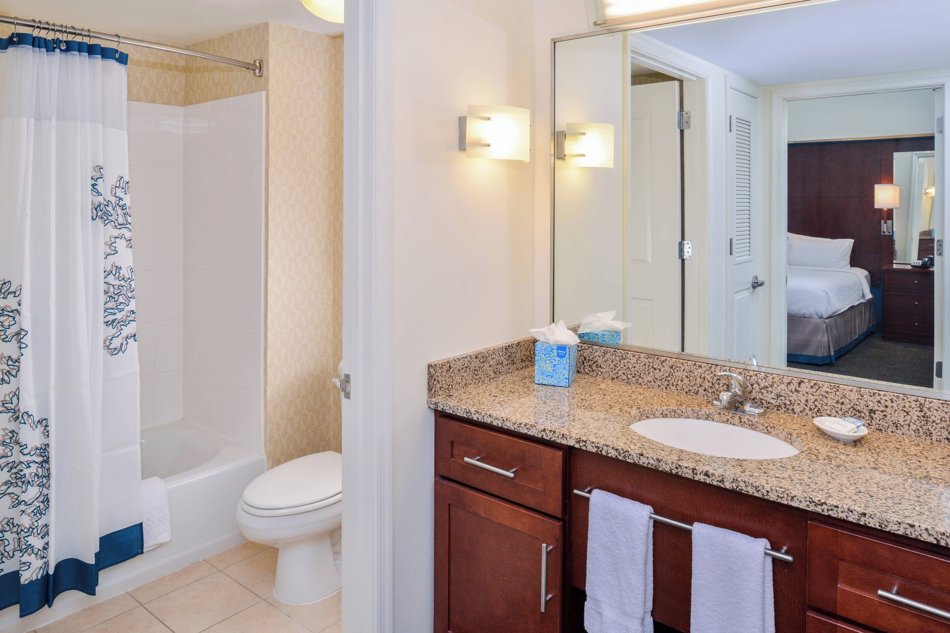 combined shower/bathtub, hair dryer, towels