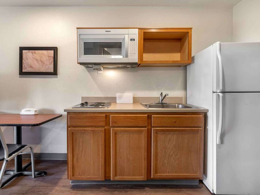 Estúdio standard, 1 cama Queen, para não fumantes, geladeira e micro-ondas | Cozinha privada | Geladeira grande, micro-ondas, cooktop, freezer