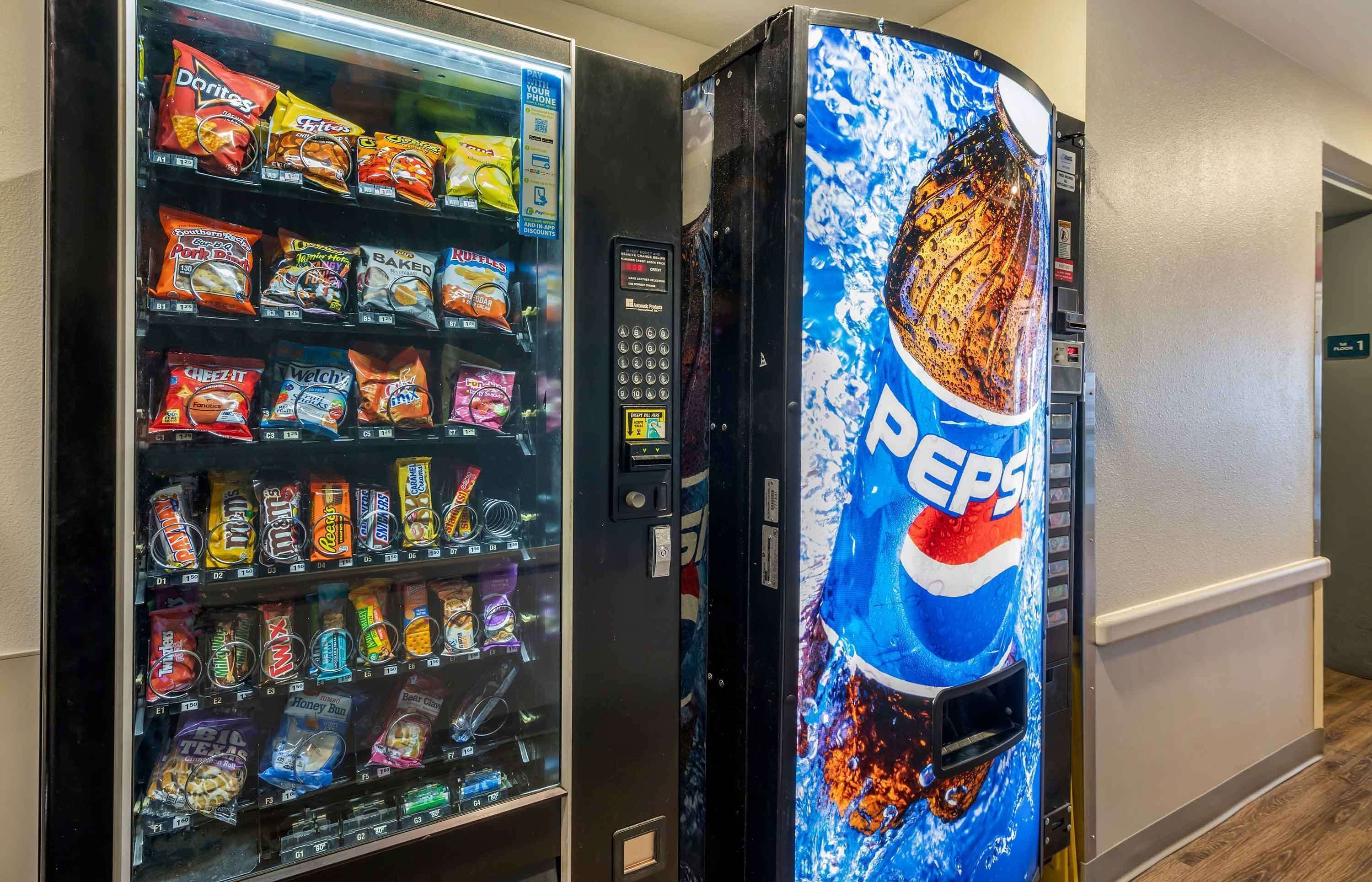Un distributeur automatique proposant diverses collations et une fontaine à boissons Pepsi.