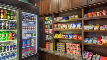 Une épicerie de proximité bien approvisionnée, proposant des boissons fraîches, des en-cas et des produits emballés.