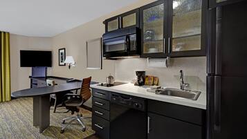 Escritorio, cortinas blackout y tabla de planchar con plancha