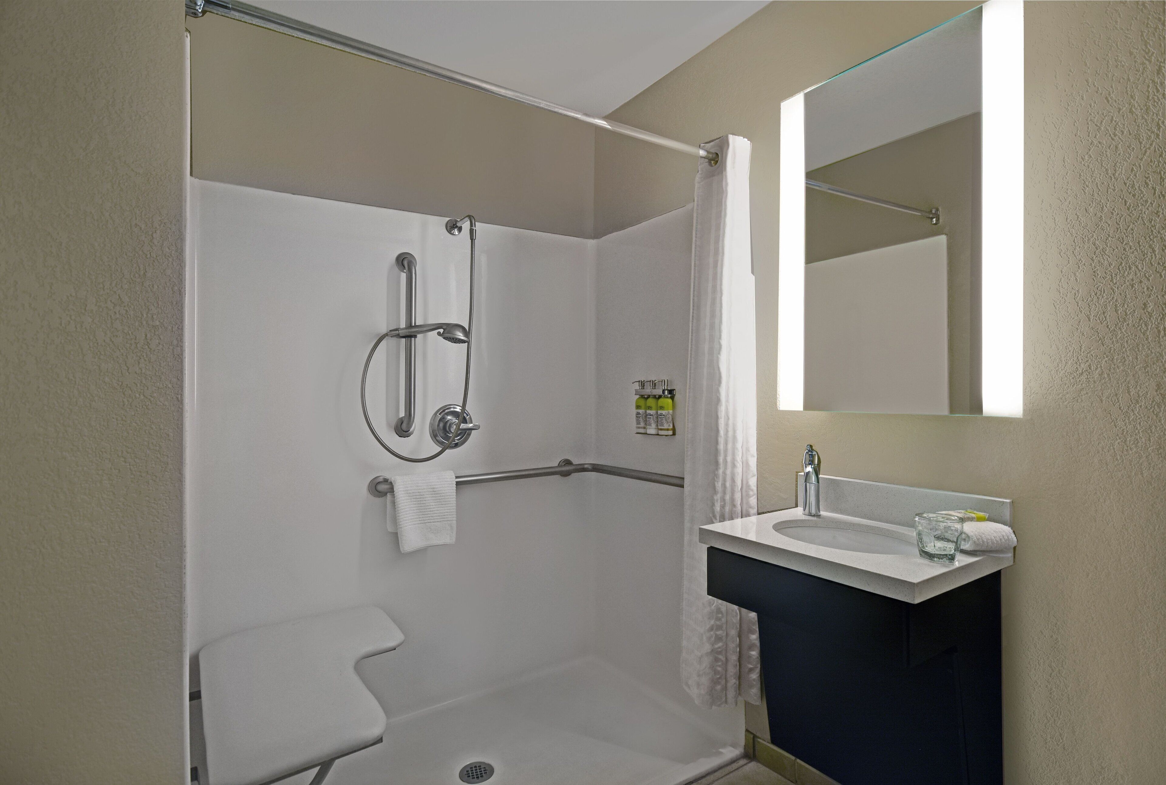 studio suite, 2 double beds | bathroom | combined shower/bathtub, free toiletries, hair dryer, towels