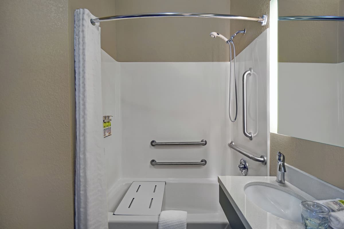 Studio Suite, 1 King Bed, Accessible Bathtub (Mobility) | Room amenity