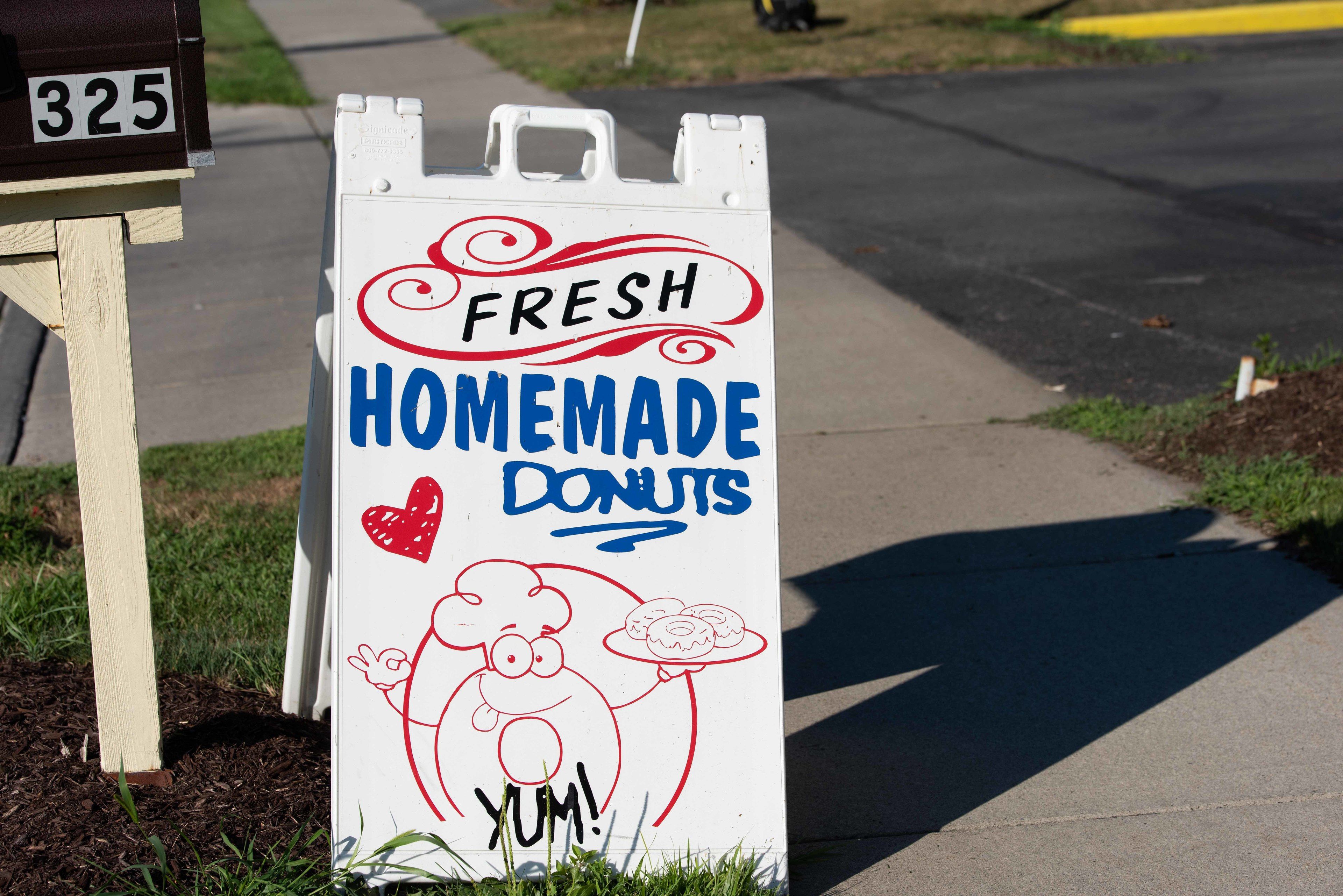 A sign advertising fresh homemade donuts.