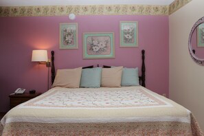 Room, 1 King Bed | Egyptian cotton sheets, premium bedding, down comforters - Blue Spruce Motel (Massena)