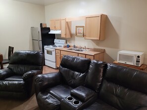 Suite, 1 Queen Bed | Egyptian cotton sheets, premium bedding, down comforters - Blue Spruce Motel (Massena)