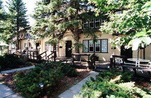 Front of property - Crandell Mountain Lodge (Waterton Park)