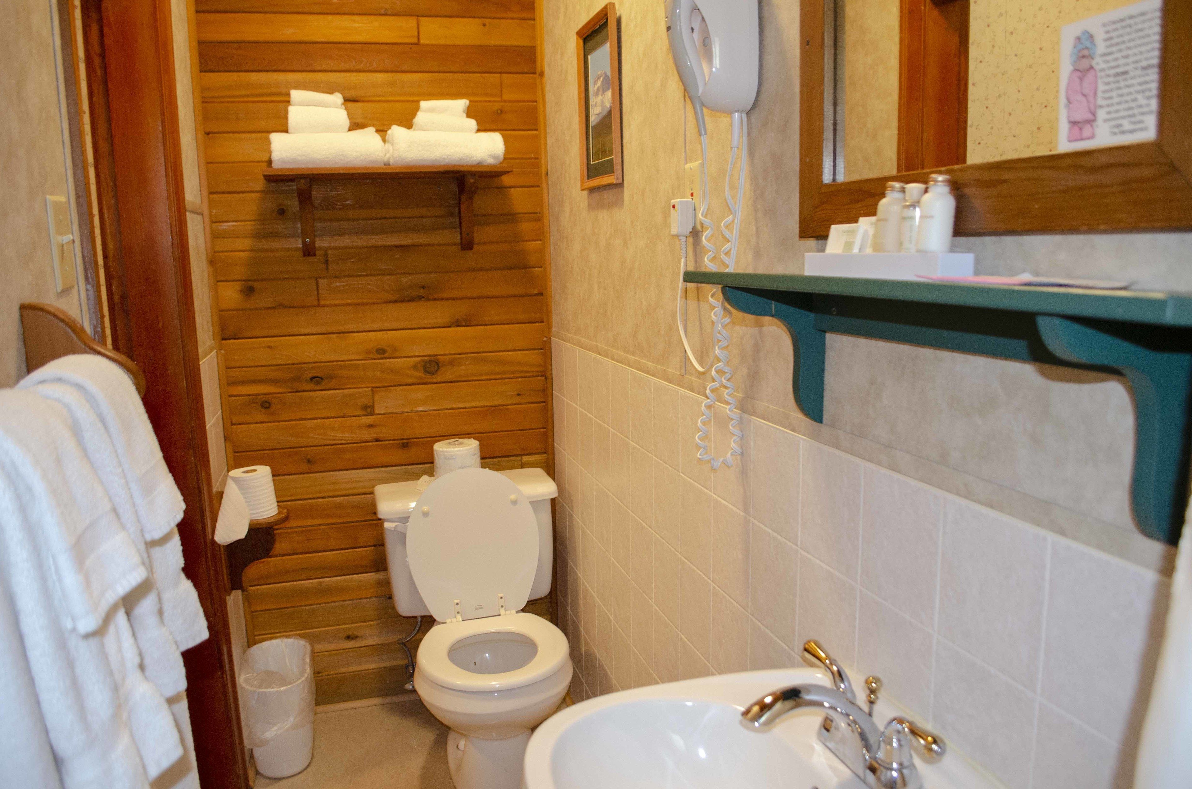 Superior Suite, Multiple Beds, Kitchen | Bathroom | Shower, towels