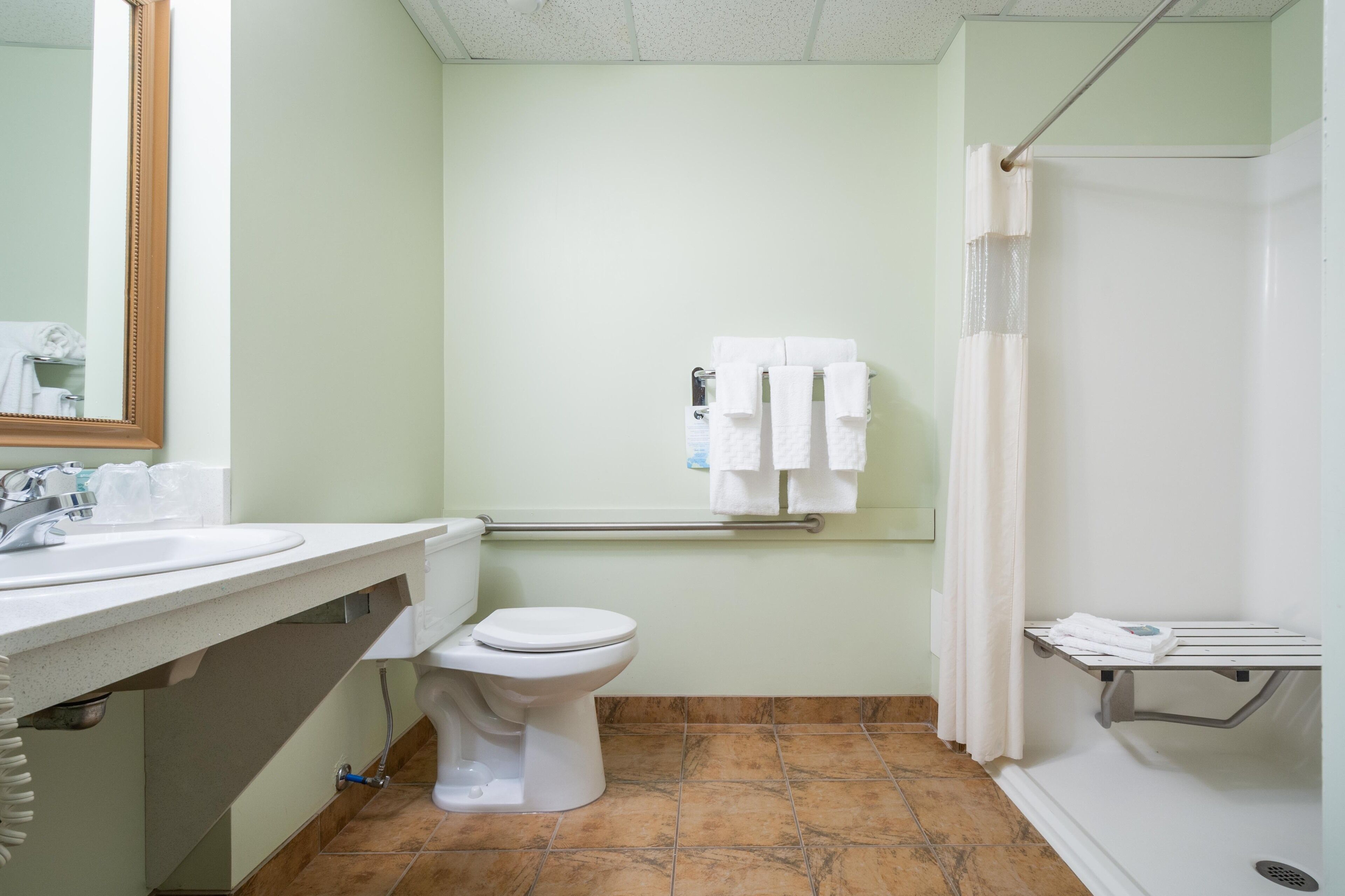basic single room | bathroom | combined shower/bathtub, free toiletries, hair dryer, bathrobes