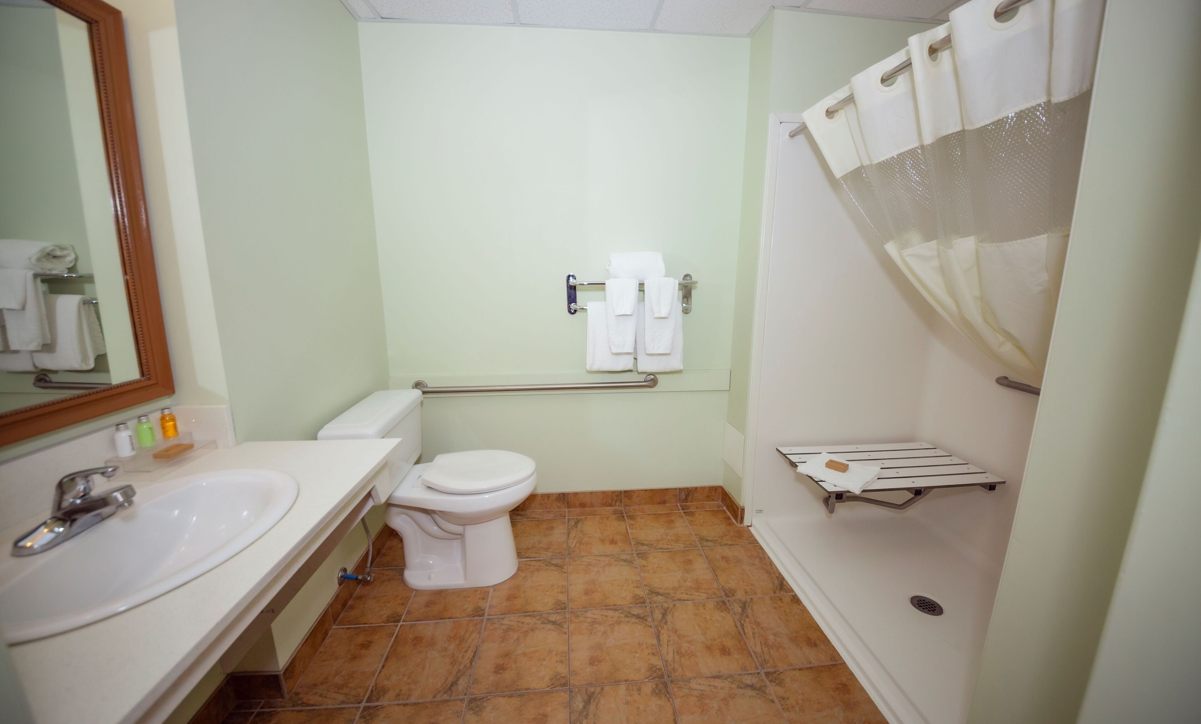 basic single room | bathroom | combined shower/bathtub, free toiletries, hair dryer, bathrobes