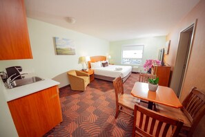 Family Suite | Premium bedding, desk, laptop workspace, blackout drapes - Service Plus Inns and Suites Calgary (Calgary)