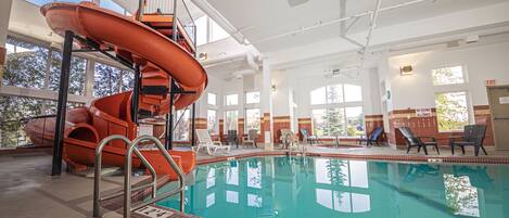 Inomhuspool och solstolar