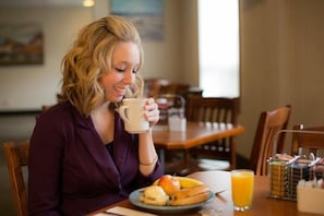 Dining - Service Plus Inns and Suites Calgary (Calgary)