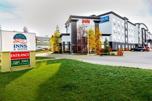 Exterior - Service Plus Inns and Suites Calgary (Calgary)