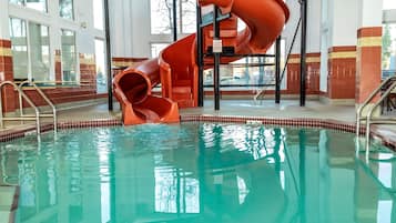 Een binnenzwembad en ligstoelen