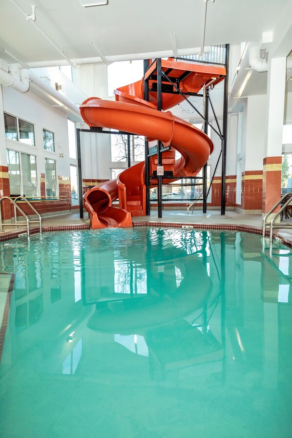 Indoor pool, pool loungers