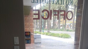 Free daily on-the-go breakfast - Riviera Motel (Anaheim)