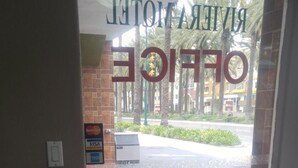 Interior - Riviera Motel (Anaheim)