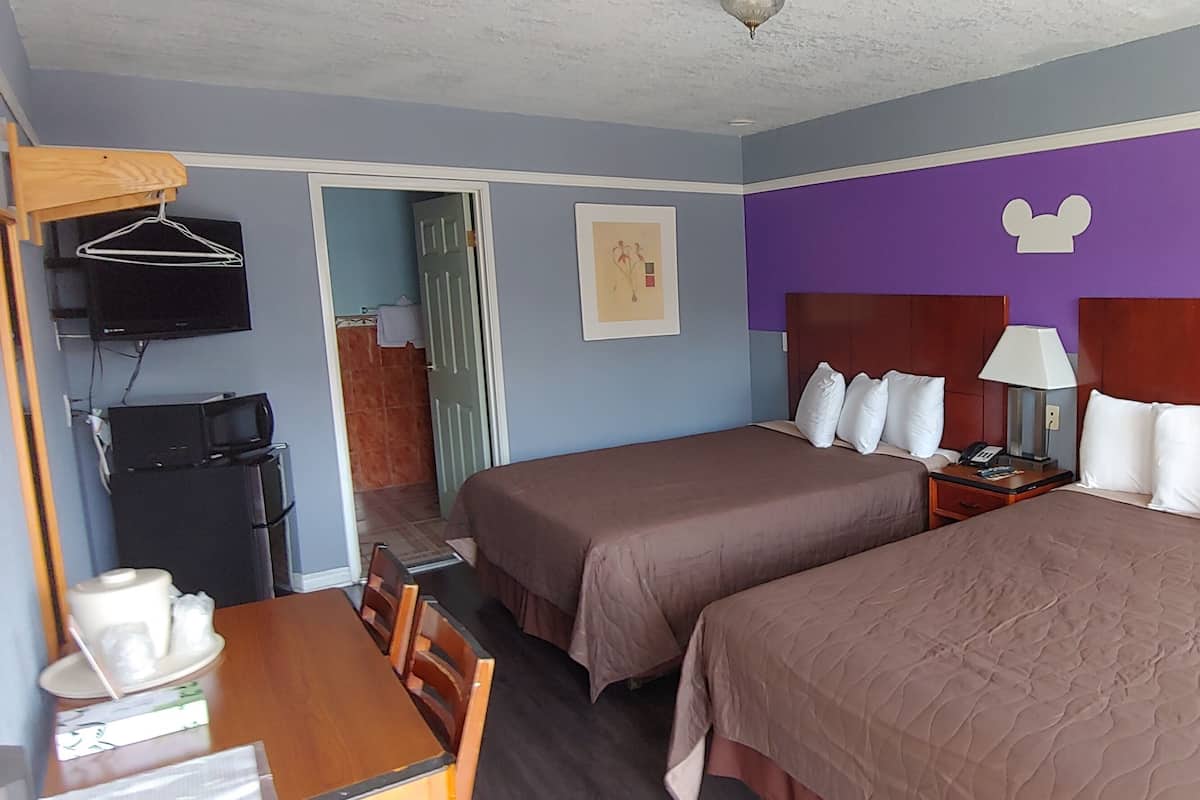 Double Room, 2 Katil Ratu (Queen), Non Smoking | Meja, Wi-fi percuma, cadar katil