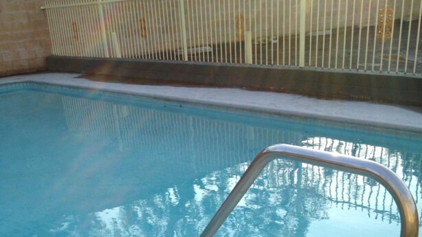 Outdoor pool - Riviera Motel (Anaheim)